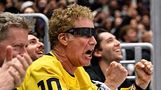Will Ferrell ve �védském svetru slaví b�hem zápasu Los Angeles Kings versus...