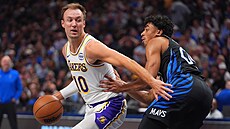 Luke Kennard (10) z Los Angeles Lakers v zápase s  Dallas Mavericks, brání ho...