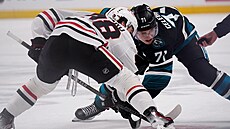 Macklin Celebrini (vpravo) ze San Jose Sharks a Connor Bedard z Chicago...