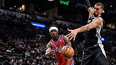 V. J. Edgecombe z Philadelphia 76ers p�ihrává v zápase se San Antonio Spurs,...