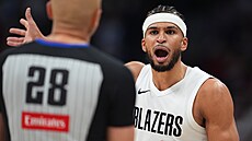 Toumani Camara z Portland Trail Blazers se p�e s rozhod�ím.
