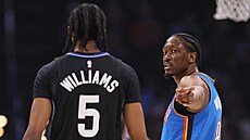 Jalen Williams z Oklahoma City Thunder ukazuje v zápase s Utah Jazz cestu svému...