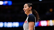 Rozhod�í Ashley Moyerová-Gleichová se dob�e baví.