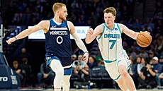 Kon Knueppel (7) z Charlotte Hornets úto�í v zápase s Minnesota Timberwolves,...