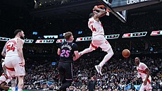 Scottie Barnes (4) z Toronto Raptors sme�uje v zápase s Miami Heat, neuhlídal...