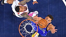 John Collins (vlevo) z Los Angeles Clippers a Dwight Powell z Dallas Mavericks...