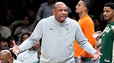Doc Rivers, trenér Milwaukee Bucks, �ve na rozhod�í.