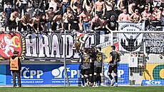 Fanou�ci a hrá�i Hradce Králové oslavují gól proti Bohemians Praha 1905