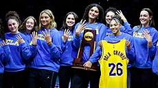 Hrá�ky UCLA Bruins se losangeleskému publiku chlubí trofejí pro vít�zky NCAA...