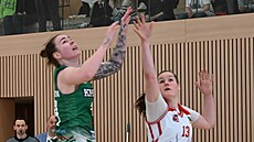 Sara Rokkanenová (vlevo) z KP Brno po st�ele, brání ji Andrea Ondrou�ková z DSK...