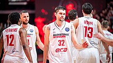 Zklamaní nymbur�tí basketbalisté po proh�e ve Vilniusu, uprost�ed J. T. Shumate