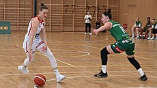 Kate�ina Suchanová (vlevo) z DSK Basketball Brandýs u mí�e v zápase s KP Brno,...