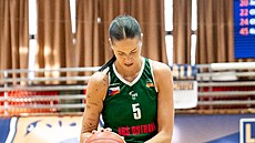 Kate�ina Ká�ová z SB� Ostrava p�i trestném hodu