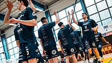 D��ín�tí basketbalisté nastupují k zápasu, s �íslem 16 Jan �t�rba.