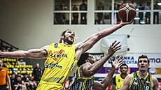 Adam Pechá�ek z Ústí nad Labem zakon�uje na opavský ko�.