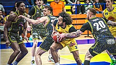 Kimani Lawrence z Ústí se dere k opavskému ko�i.