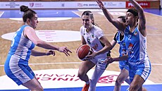 Charlotte Velichová ze �abin Brno se s mí�em dere k trutnovskému ko�i.