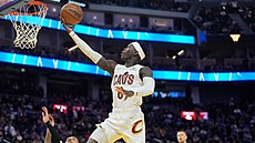 Rozehráva� Dennis Schröder z Clevelandu zakon�uje v utkání proti Golden State.