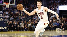 Sam Merril z Clevelandu se sna�í najít pasem spoluhrá�e..