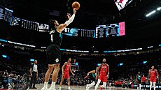 K�ídelník Matisse Thybulle z Portlandu st�ílí v utkání proti New Orleans.