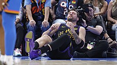 Rozehráva� Luka Don�i� z Los Angeles Lakers po pádu b�hem st�etnutí s Oklahoma...