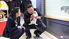 Severokorejský v�dce Kim �ong-un b�hem náv�t�vy obchodu s mazlí�ky. (30. b�ezna...
