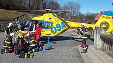 Mu� patrn� spadl z hráze p�ehrady Les Království, zachra�ovali ho zdravotníci a...