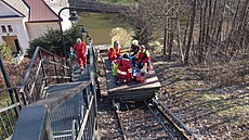 Mu� patrn� spadl z hráze p�ehrady Les Království, zachra�ovali ho zdravotníci a...