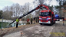 Opilý mladý �idi� sjel s autem do koupali�t� v Kazn�jov� na Plze�sku. (1. dubna...