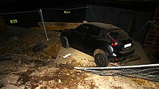 �idi� u Plzn� nerespektoval dopravní zna�ení a skon�il v hlubokém výkopu. (7....