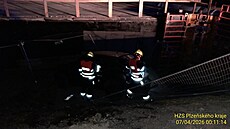 �idi� u Plzn� nerespektoval dopravní zna�ení a skon�il v hlubokém výkopu. (7....