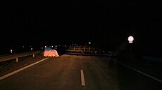 �idi� u Plzn� nerespektoval dopravní zna�ení a skon�il v hlubokém výkopu. (7....