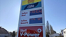 �erpací stanice Shell v Koterovské ulici v Plzni - litr nafty za stropových...
