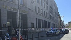 Uzav�ení u �NB na Nám�stí Republiky v centru Prahy z d�vodu odlo�eného...