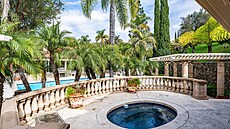 Ráno vykouknete z okna a po va�em trávníku neb�há pes, ale zebra. Ano, p�esn�...