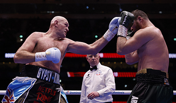 Tyson Fury (vlevo) trefuje do krytu Arslanbeka Machmudova.