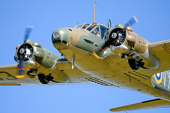 Pr�let lehkého bombardéru Avro Anson na leteckém dni v Hosín�, 2025