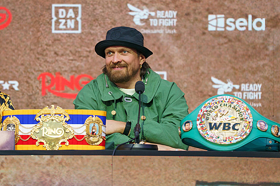 Ukrajinský boxer Oleksandr Usyk na tiskové konferenci p�ed zápasem s Ricem...