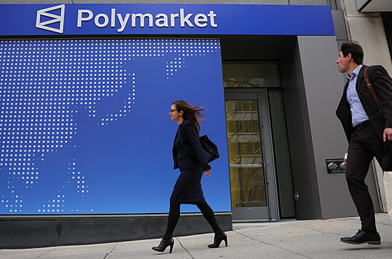 Lidé procházejí kolem spole�nosti Polymarket ve Washingtonu. (20. b�ezna 2026)