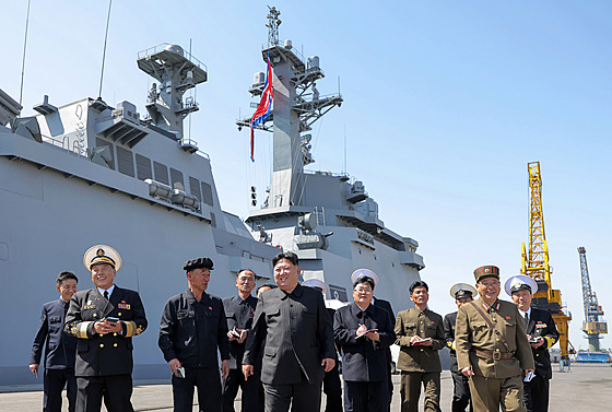 V�dce KLDR Kim �ong-un spole�n� s vysokými p�edstaviteli ministerstva obrany a...