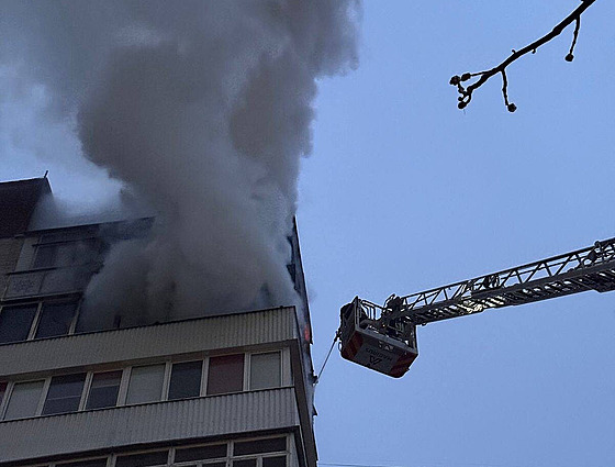 Hasi�i zasahují po pádu ruského dronu v ukrajinském Lutsku na fotografii od...
