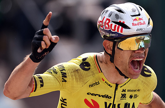Wout van Aert se raduje z triumfu na Pa�í�-Roubaix.