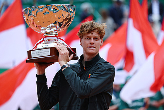Jannik Sinner pózuje s trofejí pro vít�ze turnaje v Monte Carlu.
