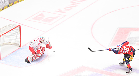 Ji�í Smejkal p�ekonává Marka Mazance v prvním finále extraligového play off.