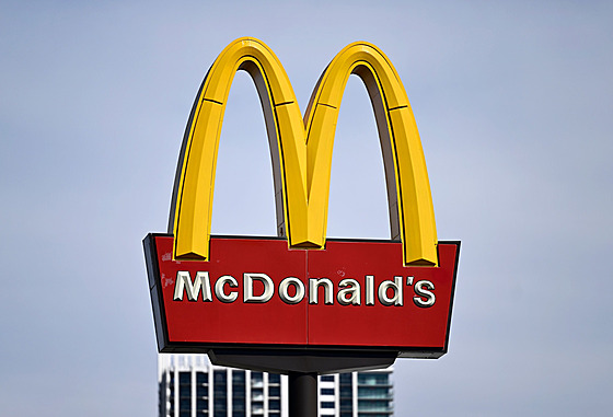 Sv�telný nápis McDonald�s nad jednou z provozoven �et�zce v Las Vegas v Nevad�...