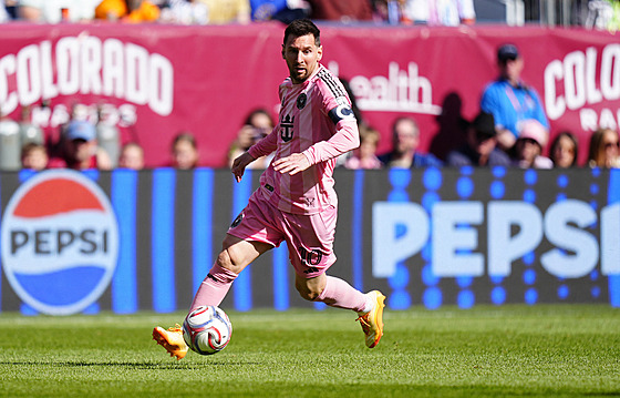 Úto�ník Interu Miami Lionel Messi vede balon b�hem utkání MLS proti Coloradu.