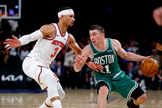 Payton Pritchard (vpravo) z Bostonu se sna�í obejít Joshe Harta z New Yorku...