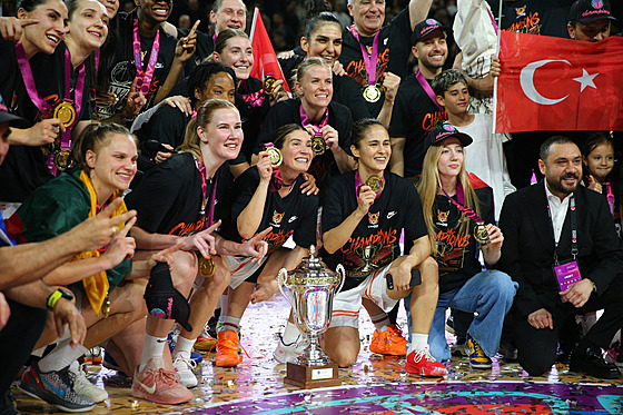 Basketbalistky Mersinu slaví vít�zství v Eurocupu.