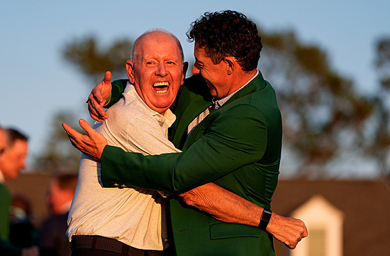 Rory McIlroy s tátou Gerrym po druhém triumfu na Masters.