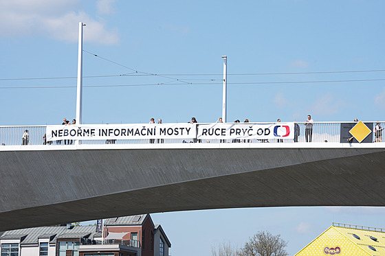 Spolek Kaputin na nov� otev�eném Dvoreckém most� vyv�sil transparent na podporu...
